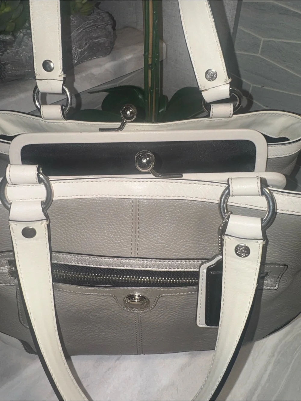 Coach KISS LOCK Taupe Pebbled Leather Shoulder Bag in EUC with 2 Hang Tags